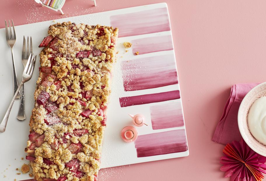 Knusprig gebackener Mandelkuchen mit Erdbeeren