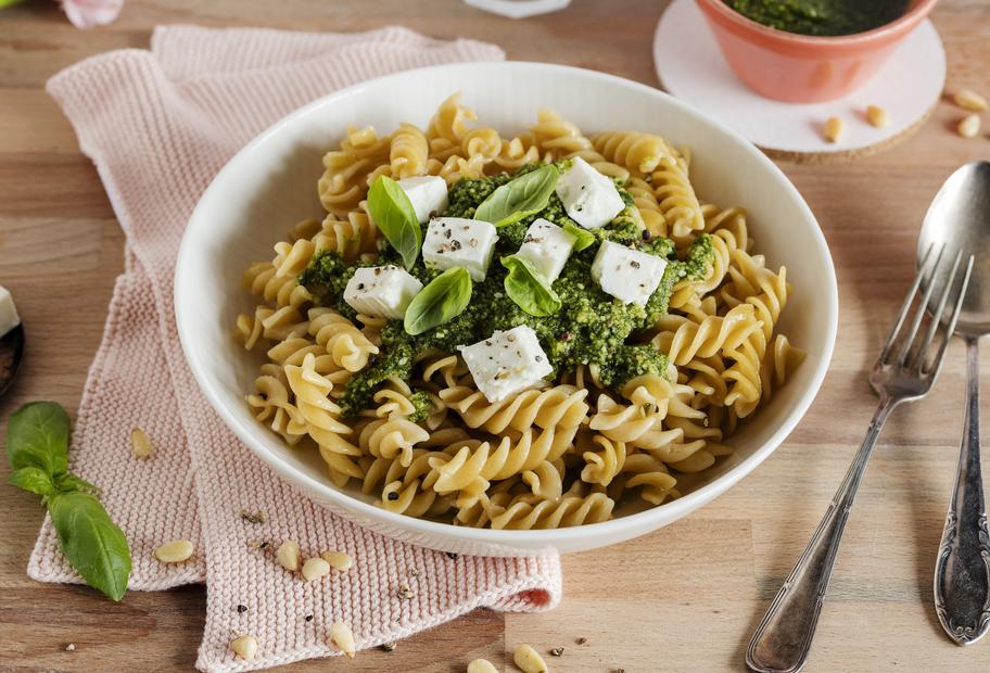 Die einfachsten Nudeln mit Pesto und Feta