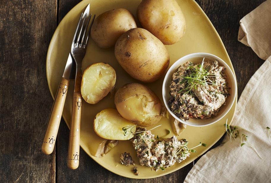 Pellkartoffeln mit würzigem Pilz-Quarkdip