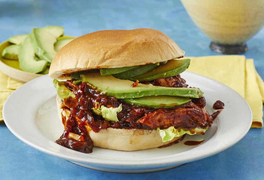 Pulled Chicken Burger mit Barbecue-Soße