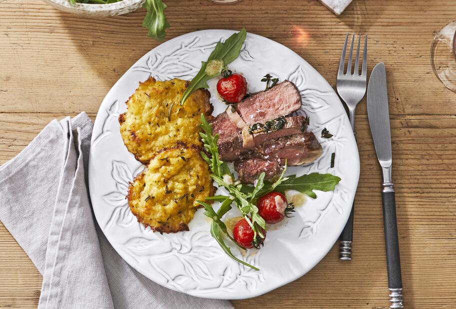 Rindersteaks mit Kartoffelplätzchen und Rucola