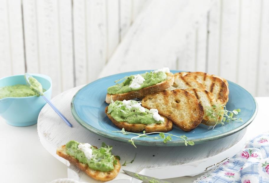 Röstbrot mit Zucchinipüree