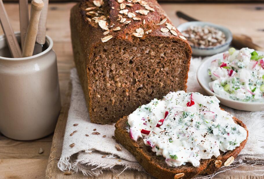 Schwarzbrot mit dem Thermomix® mit Kräuterquark | ZAUBERTOPF