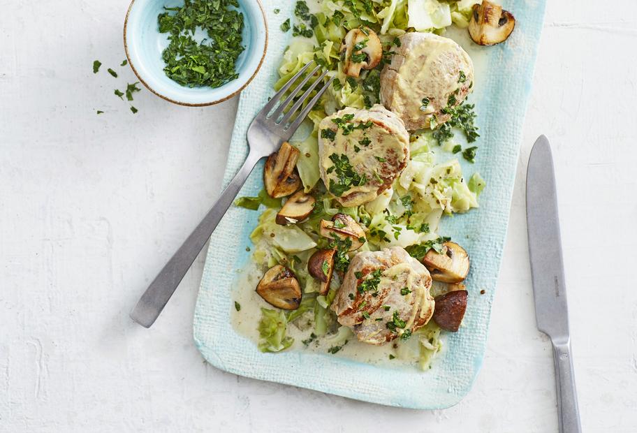 Zarte Schweinemedaillons mit Spitzkohl-Pilz-Rahm