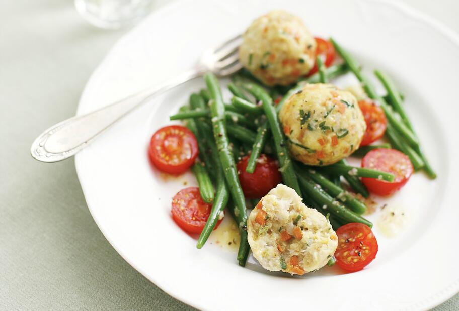 Semmelknödel mit Bohnen-Tomaten-Salat