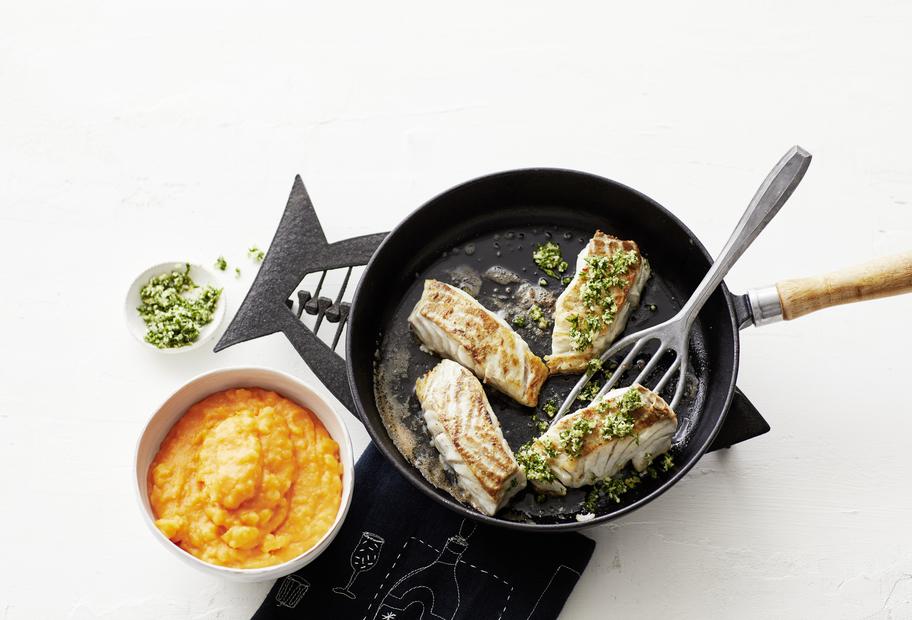 Süßkartoffelpüree mit gebratenem Fisch