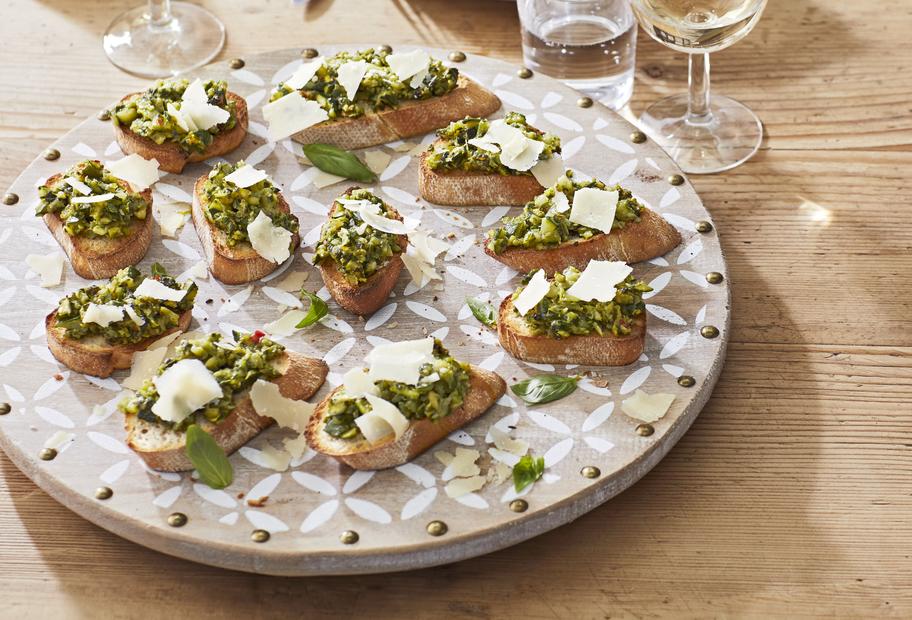 Knusprige Zucchini-Crostini für das Buffet