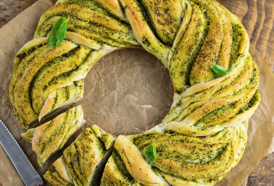 Saftiger Brotkranz mit Basilikum und Knoblauch