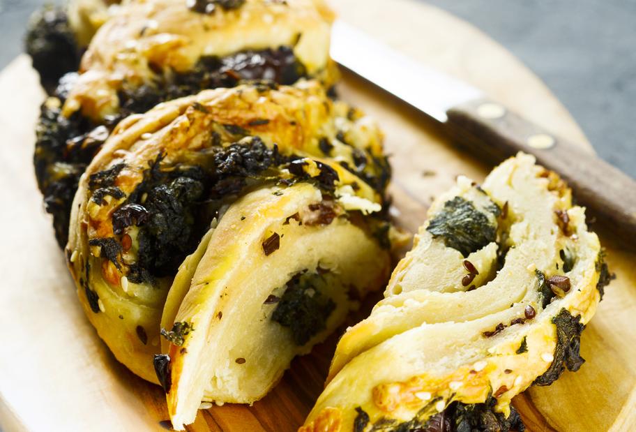 Brotzopf mit Oliven und Käse