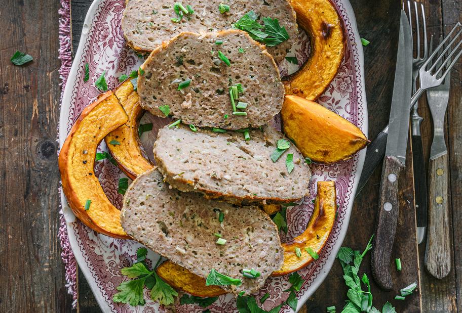 Hackbraten mit Käse auf Ofenkürbis