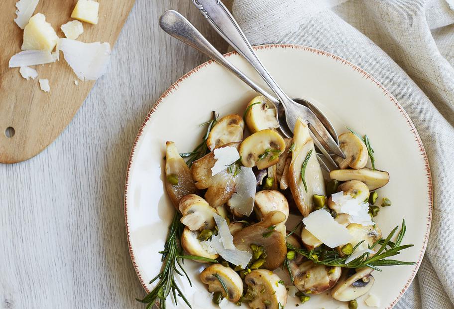 Marinierter Pilzsalat mit Pistazien und Rosmarin