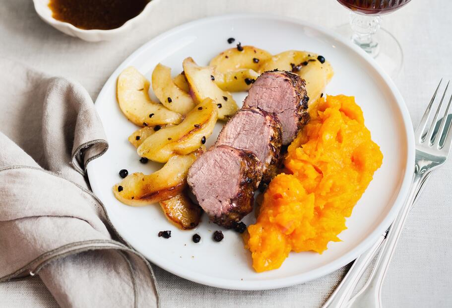 Schweinefilet im Gewürzmantel mit Kürbis-Pastinaken-Stampf