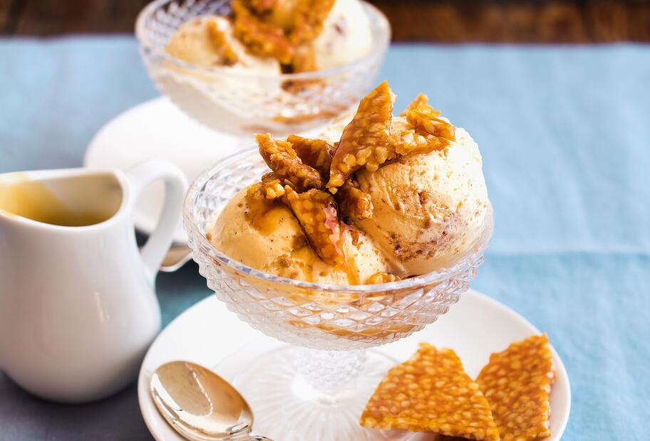 Spekulatius-Eis mit Karamellsoße und Krokant