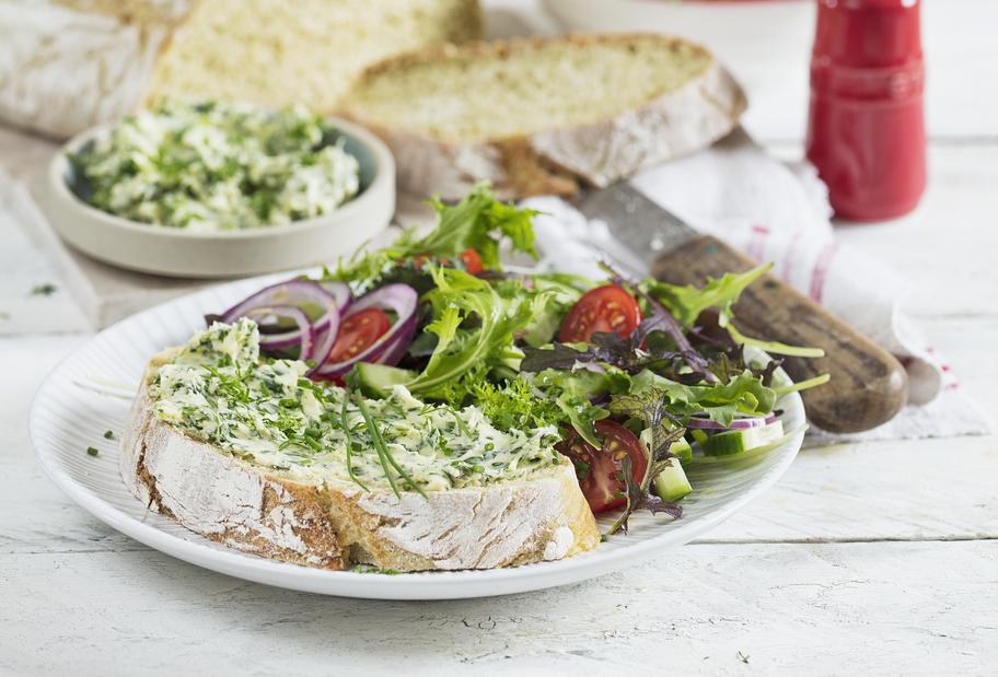 Zucchinibrot mit Kräuterbutter und schnellem Blattsalat