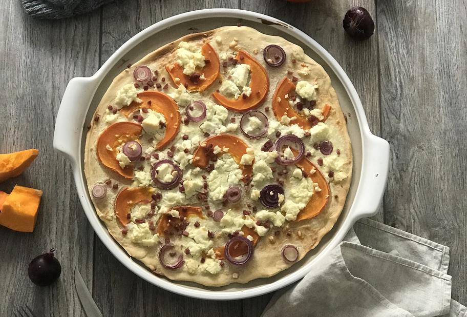 Flammkuchen mit Kürbis und Feta