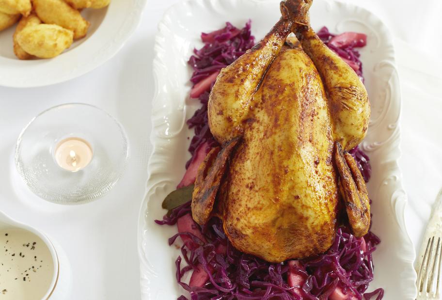 Glasierte Poularde mit Apfelrotkohl und Kartoffelkrapfen