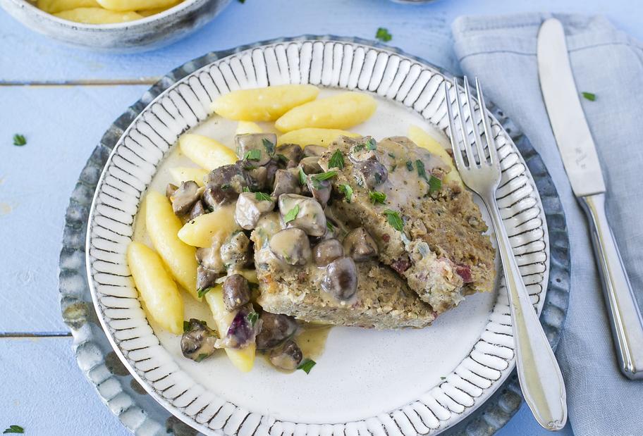 Hackbraten mit Schupfnudeln und Champignon-Kräuter-Rahmsoße