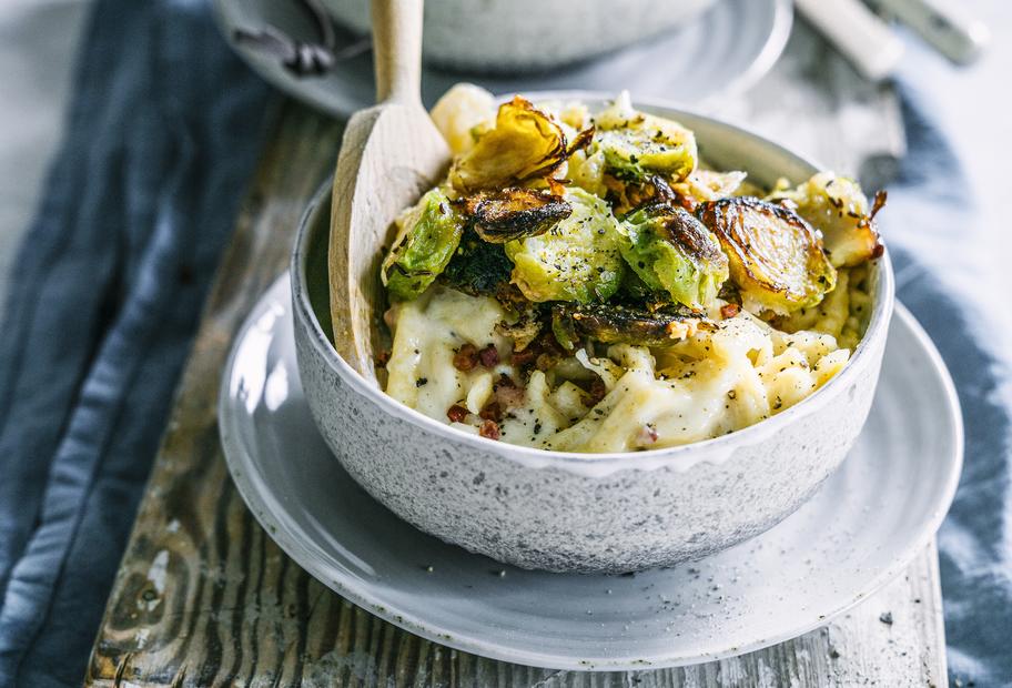 Käsespätzle mit Rosenkohl- Käse-Chips