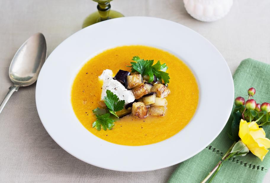 Karottensuppe mit Zimt-Auberginenwürfeln und Ziegenfrischkäsenocken