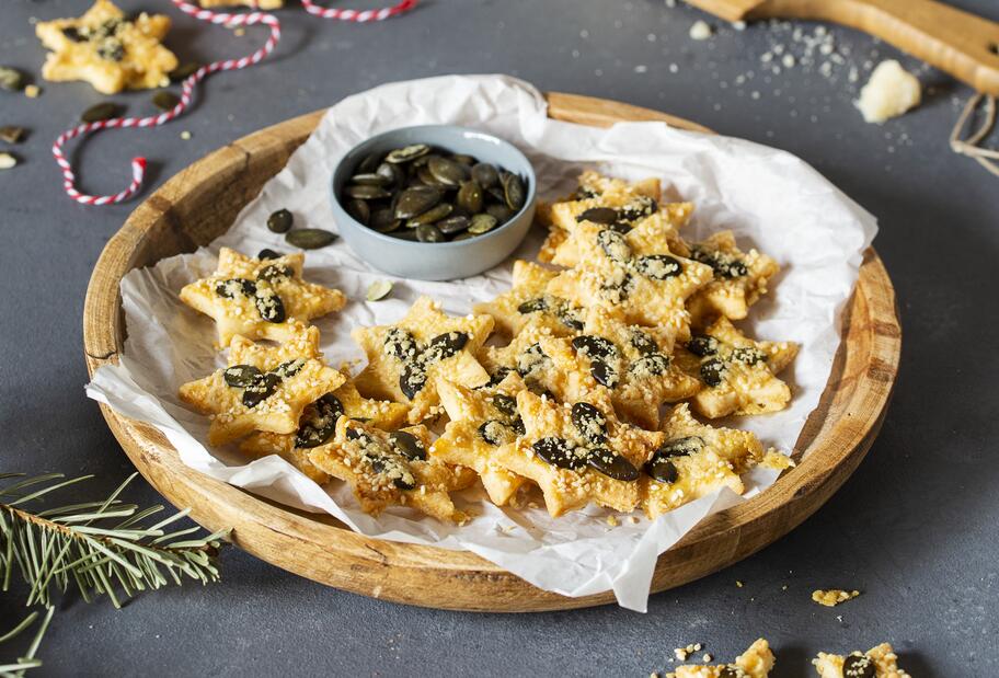 Kernige Knuspersterne mit Parmesan