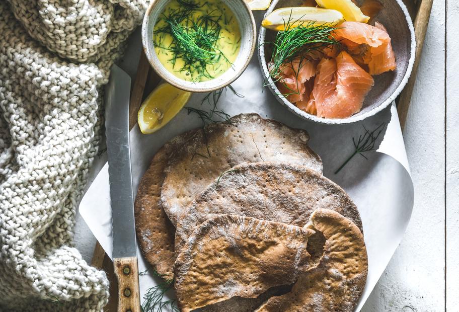 Knäckebrot mit Graved Lachs und Honig-Senf-Soße