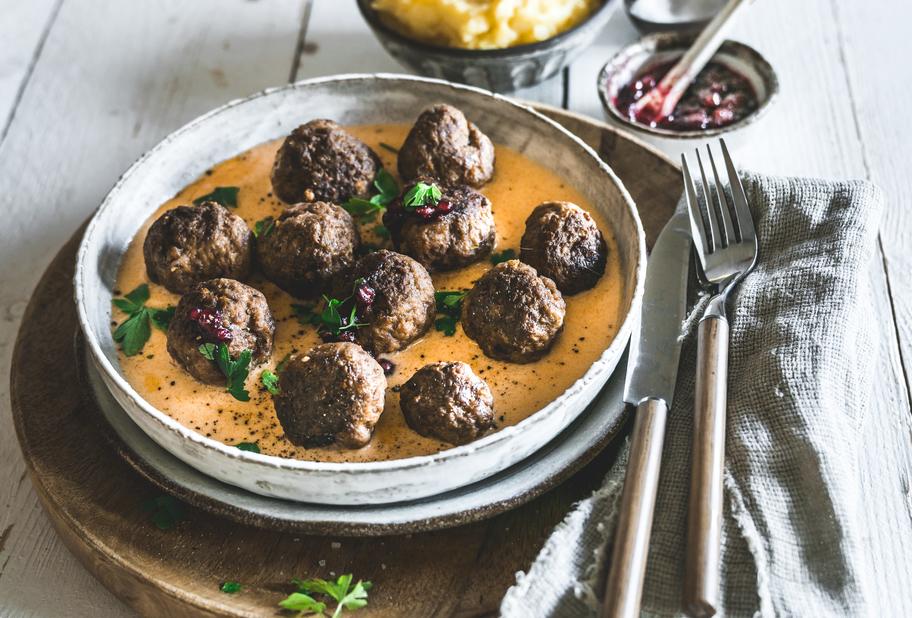 Kötbullar mit Preiselbeeren und Stampf