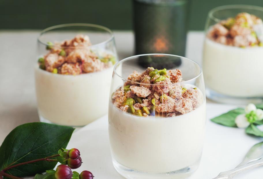 Orangen-Zitronen-Joghurtcreme mit Pistazien-Amarettini-Streuseln