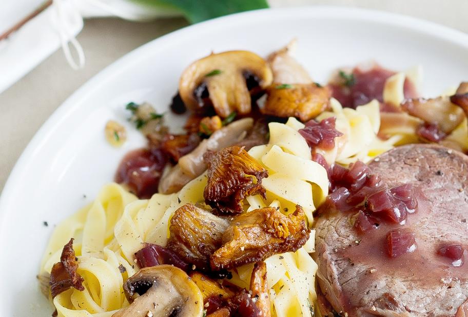 Rinderfiletmedaillons mit Pasta, gebratenen Pilzen und Rotweinsoße