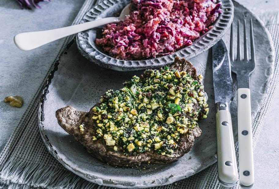 Rotkohl-Slaw zu Steak mit Nusskruste