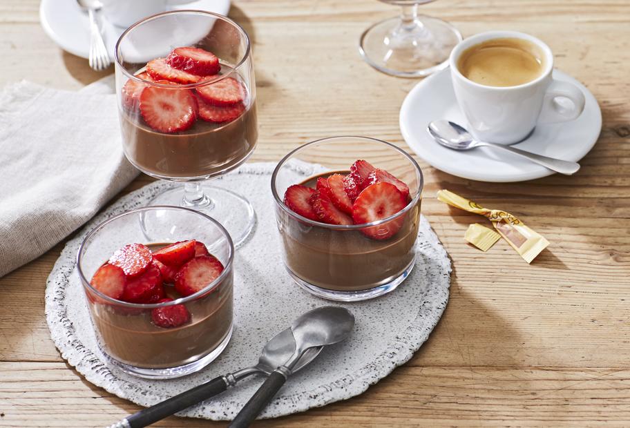 Schoko-Minz-Pannacotta mit Erdbeeren