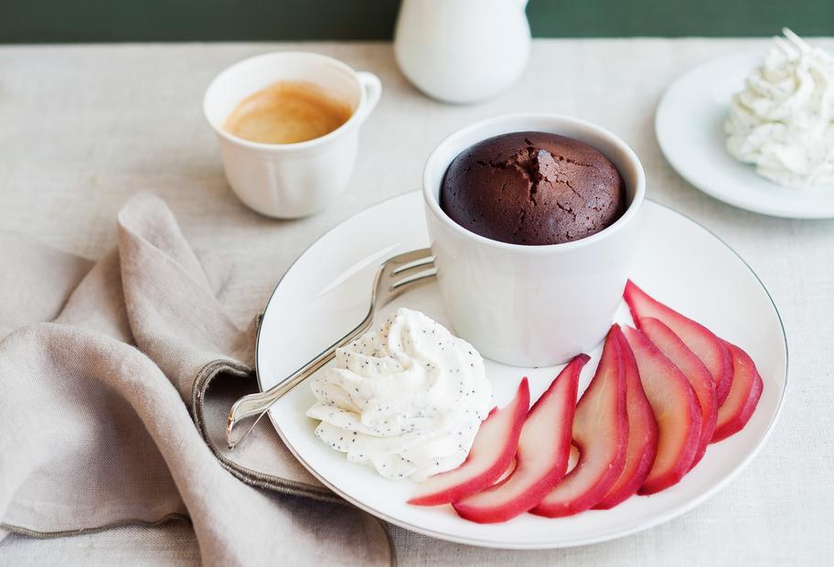 Schokoladenküchlein mit pochierten Birnen
