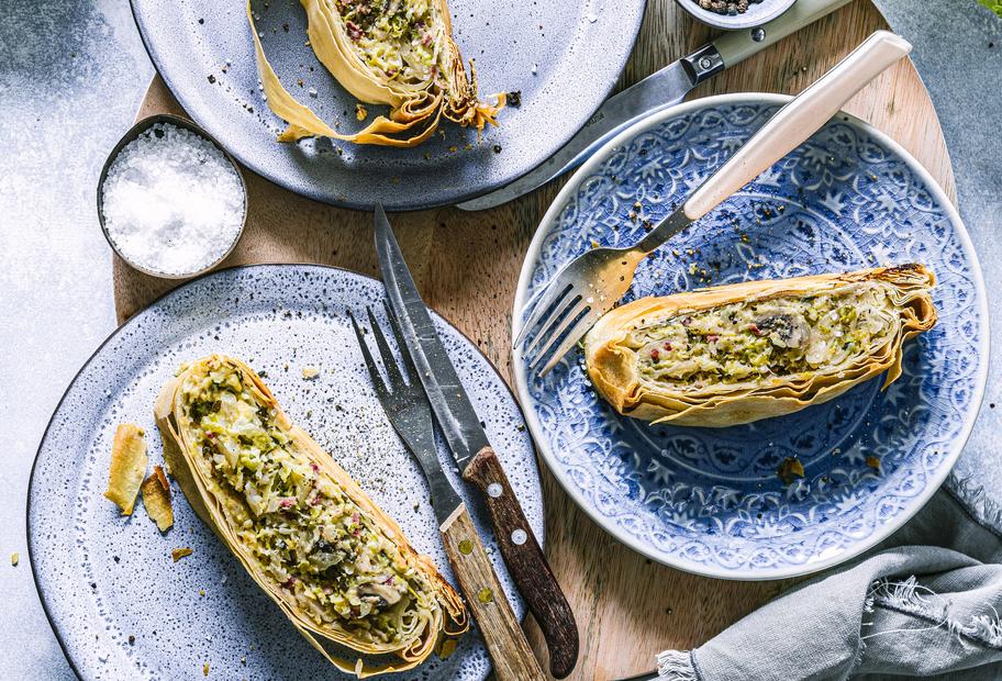 Herzhafter Strudel mit Wirsing-Kräuter-Füllung, Pilzen und Speck