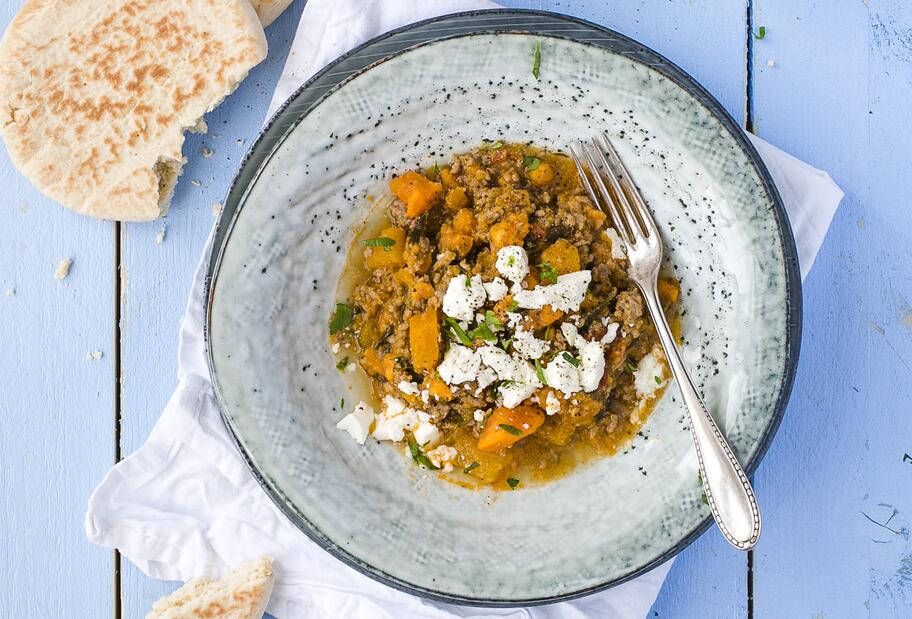 Süßkartoffel-Hack-Eintopf mit Feta und Kürbis