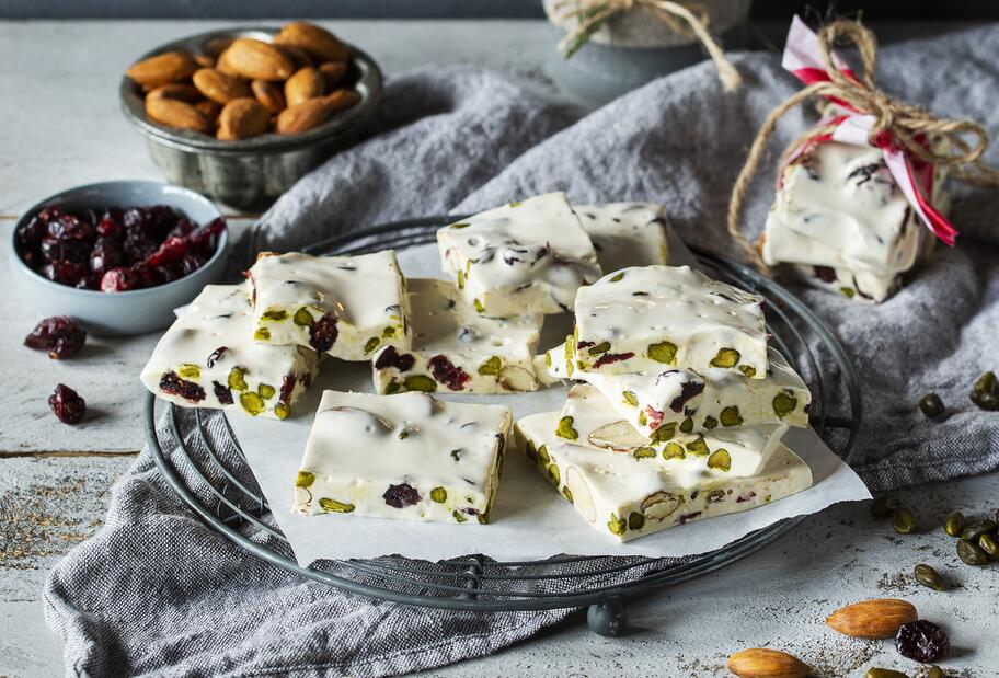 Weißer Nougat mit Pistazien und Cranberries für den Thermomix® Weißer Nougat mit Pistazien und Cranberries für den Thermomix®