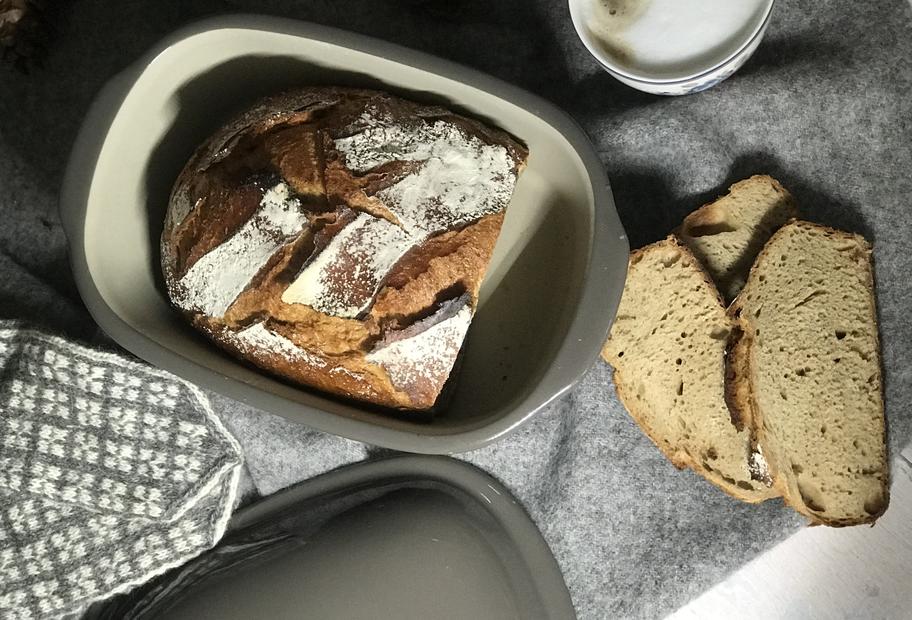 Frisch gebackenes Roggen-Dinkelbrot
