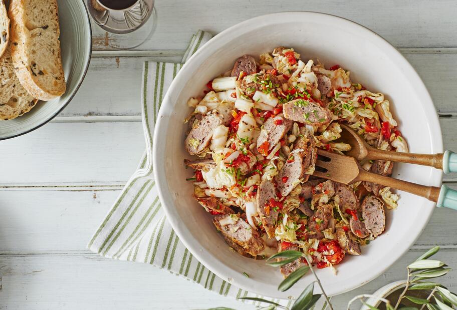 Würziger Bratwurstsalat mit Chinakohl