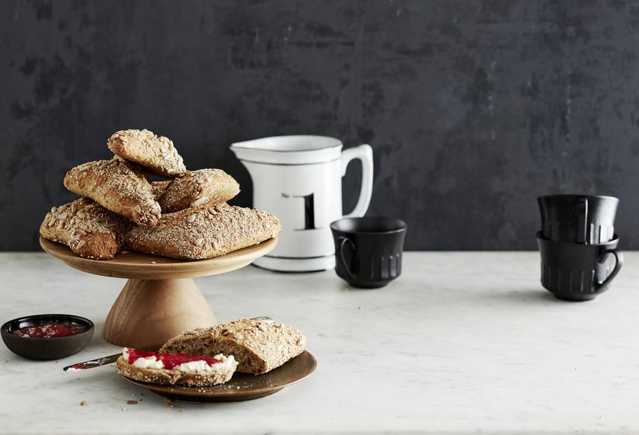 Eckbrötchen mit Sonnenblumenkernen