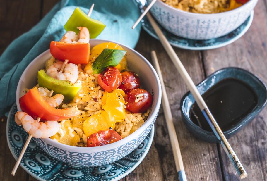 Reis in Ananassoße mit Garnelenspießen