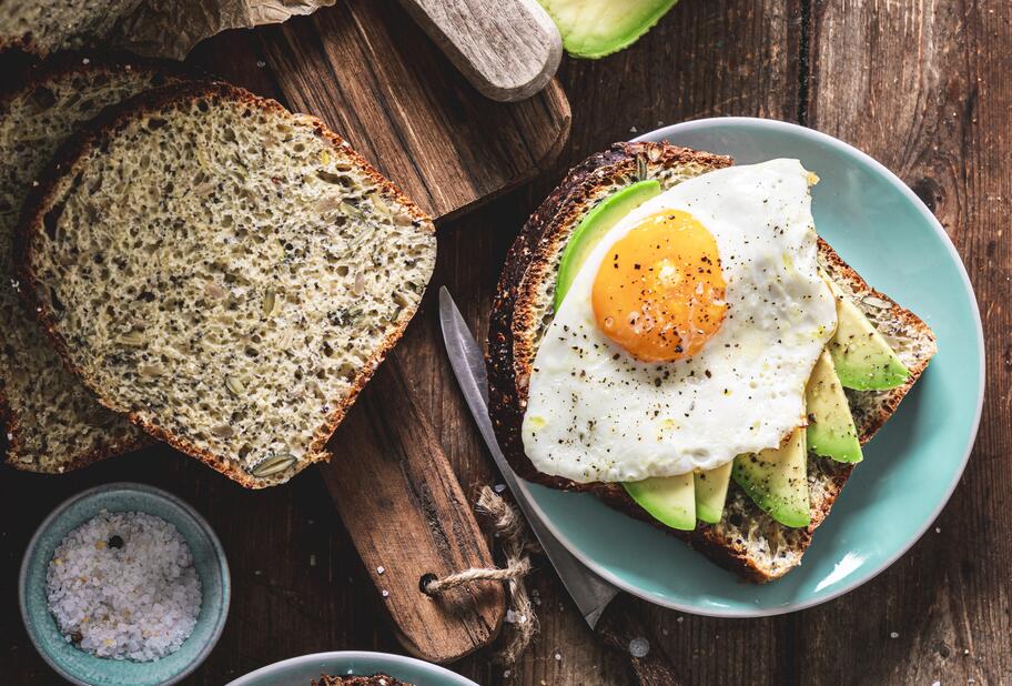 Schwarzbrot mit Avocado und Spiegelei