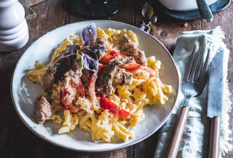 Spätzle mit Paprika-Rinder-Geschnetzeltem