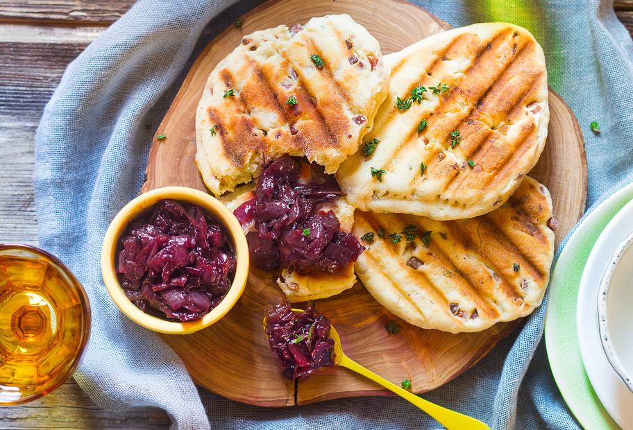 Speck-Grillbrot mit Zwiebel-Honig-Chutney