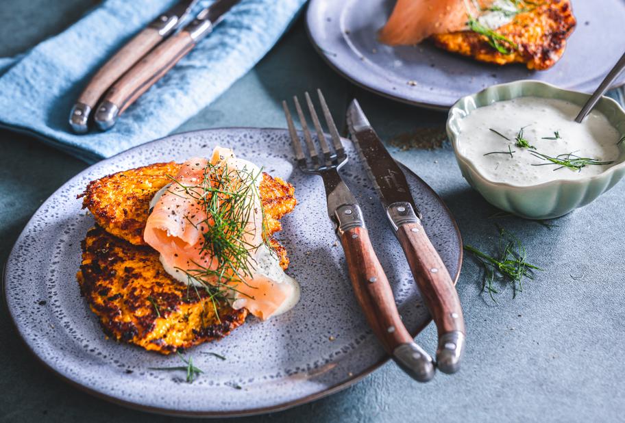 Süßkartoffelpuffer mit Lachstopping