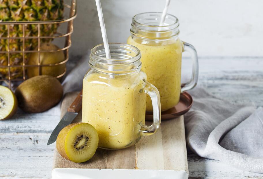 Tropischer Ananas-Kiwi-Smoothie