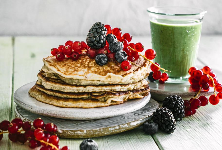 Hafer-Pancakes mit Bananen-Spinat-Smoothie