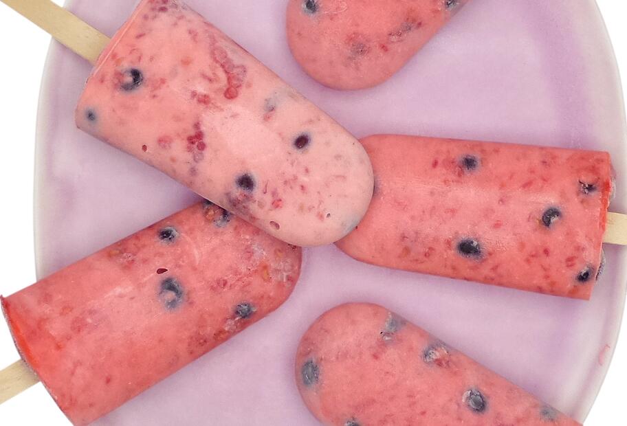 Joghurt-Beeren-Eis am Stiel mit dem Thermomix® Joghurt-Beeren-Eis am Stiel mit dem Thermomix®