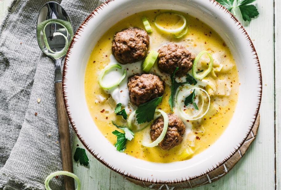 Käse-Porree-Suppe mit Hackbällchen