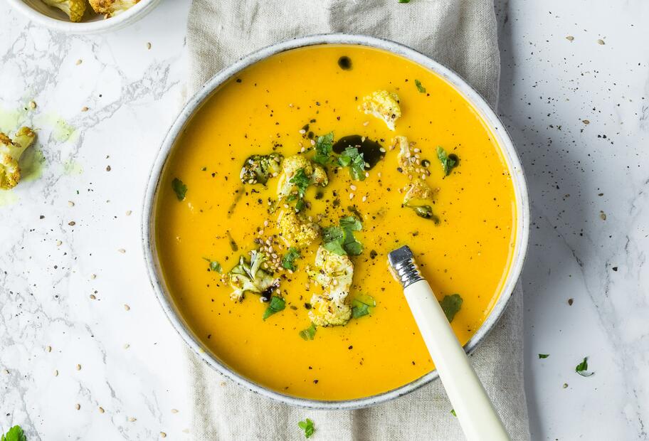 Karottensuppe und geröstetem Sesam-Blumenkohl-Topping