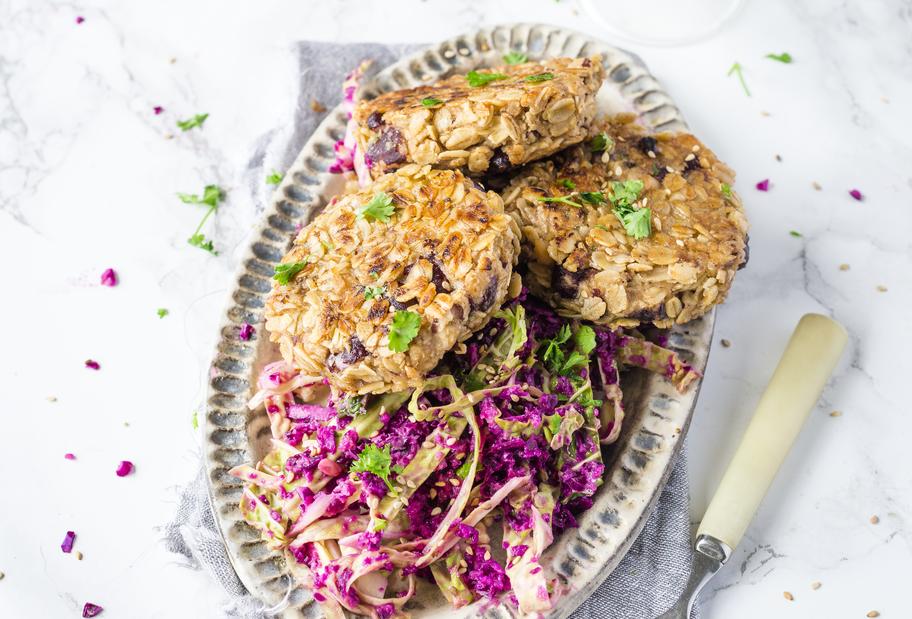 Kohlsalat mit knusprigen Bohnentalern