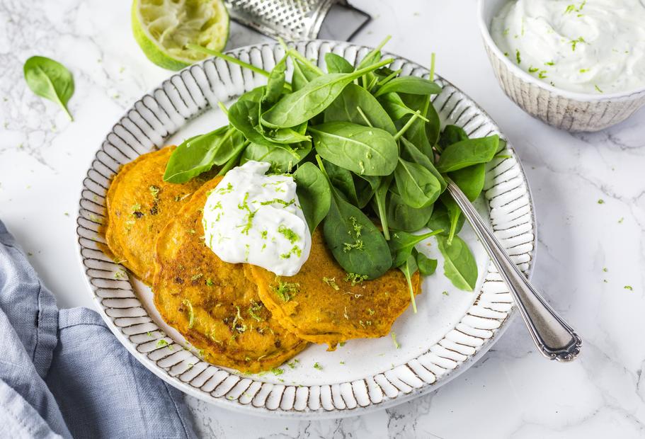 Kürbis-Karotten-Puffer mit Kräuter-Limetten-Quark