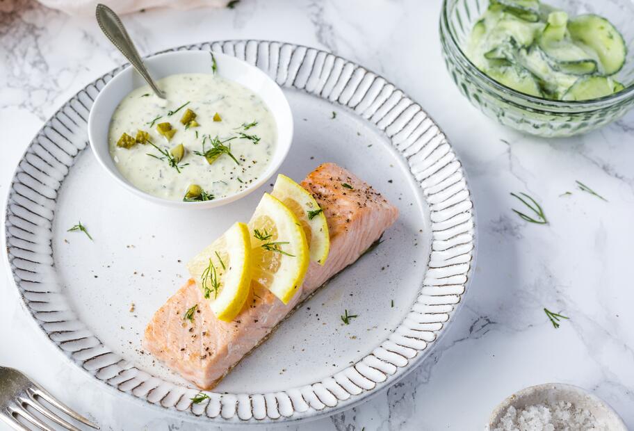 Lachs mit Gurkensalat und Kräuterremoulade